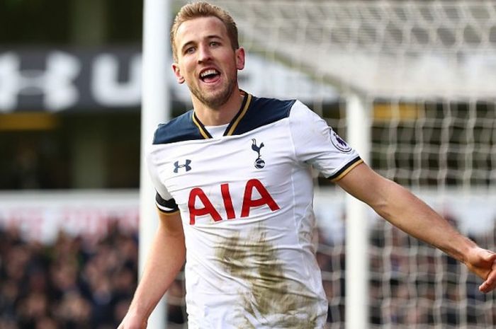 Harry Kane melakukan selebrasi setelah mencetak gol ke gawang West Bromwich Albion di White Hart Lane, Sabtu (14/1/2017) malam WIB.