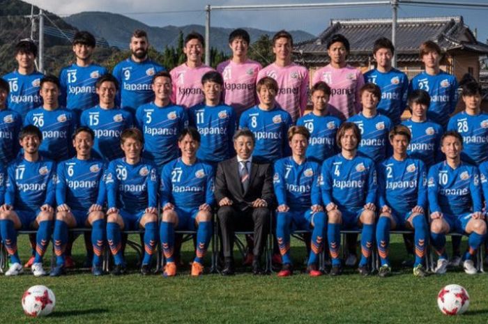 Para pemain V-Varen Nagasaki saat memperkenalkan jersey baru mereka untuk musim 2017. 