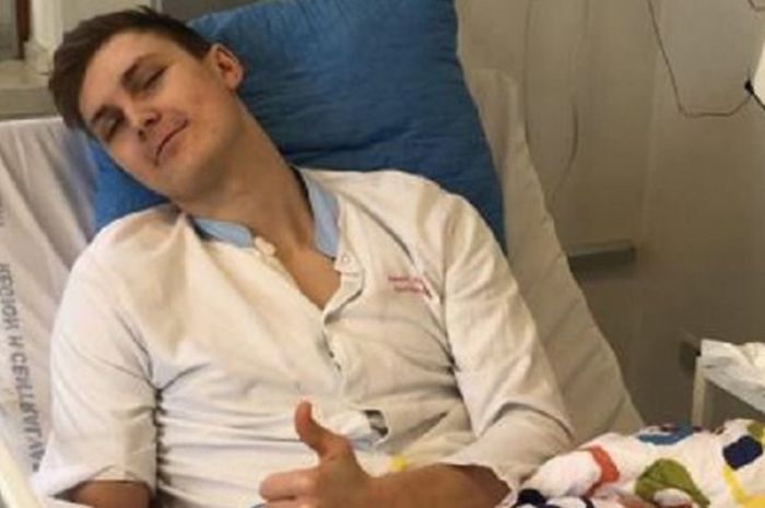 Pebulu tangkis tunggal putra asal Denmark, Viktor Axelsen, mengacungkan jempol seusai menjalani operasi pergelangan kaki pada medio Februari 2018.