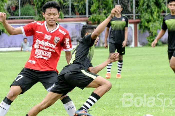 Laga uji coba Bali United vs Putra Tresna di Lapangan Banteng, Seminyak, Jumat (12/1/2018).