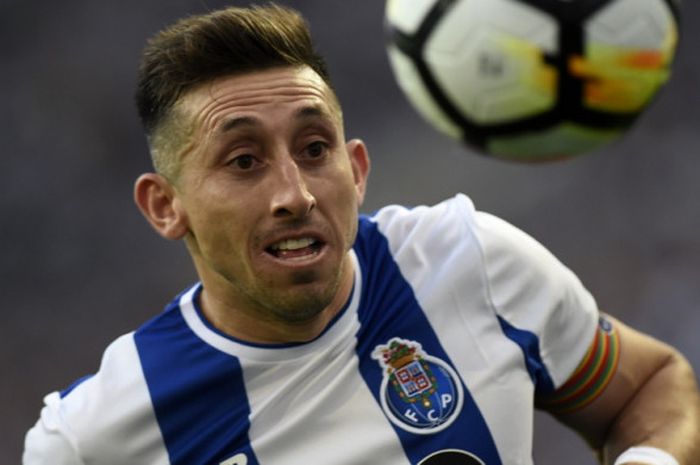 Aksi gelandang FC Porto, Hector Herrera, dalam pertandingan Liga Portugal 2017-2018 menghadapi Vitoria Setubal di Stadion Do Dragao, Porto, Portugal, paa 23 April 2018.