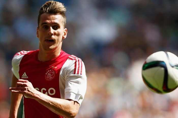 Aksi striker Ajax Amsterdam, Arkadiusz Milik, dalam duel kontra ADO Den Haag di Amsterdam, 30 Agustus 2015.