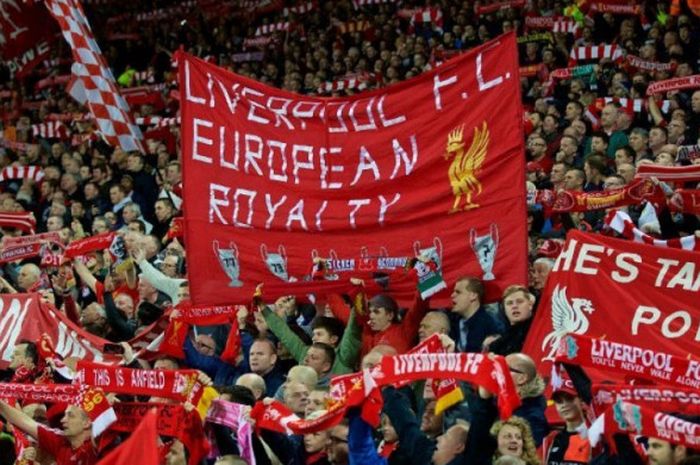   Fans Liverpool di Stadion Anfield  