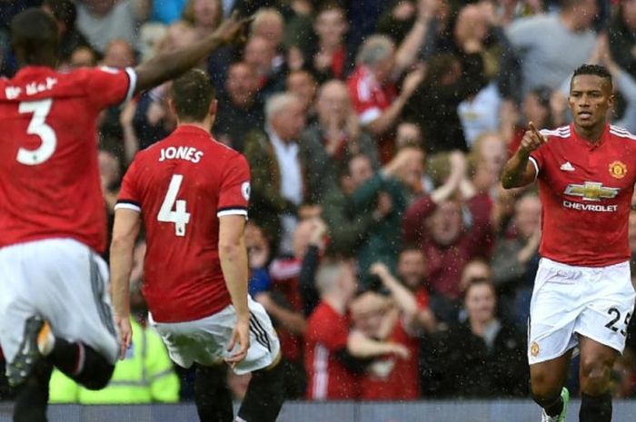 Para pemain Manchester United merayakan gol Antonio Valencia (kanan) ke gawang Everton pada pertandingan Liga Inggris di Old Trafford, Minggu (17/9/2017).