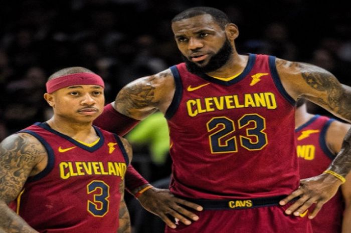 Isaiah Thomas (kiri) dan LeBron James (kanan) saat membela Cleveland Cavaliers pada laga lanjutan musim reguler NBA 2017/2018, Selasa (2/1/2018) waktu setempat.