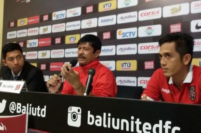 Pelatih Bali United, Indra Sjafri (tengah) dan striker I Made Wirahadi (kanan) saat jumpa pers pasca laga timnya kontra Sriwijaya FC di Stadion Kapten I Wayan Dipta, Gianyar, Jumat (19/8/2016). 