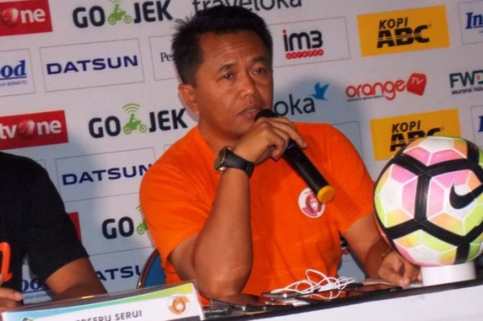 Pelatih Perseru Serui, Agus Yuwono, menjalani jumpa pers di Graha Persib, Sabtu (11/11/2017).