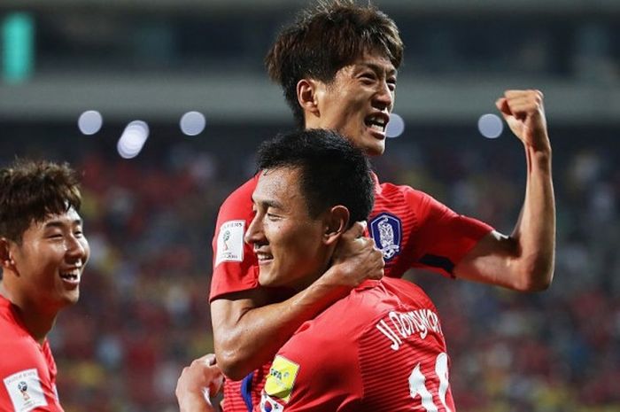 Striker Korea Selatan, Lee Chung-yong (tengah) merayakan gol yang ia cetak ke gawang China bersama Ji Dong-won (kanan) dan Son Heung-min pada laga putaran ke-3 Grup A kualifikasi Piala Dunia 2018 zona Asia di Seoul World Cup Stadium, Kamis (1/9/2016).