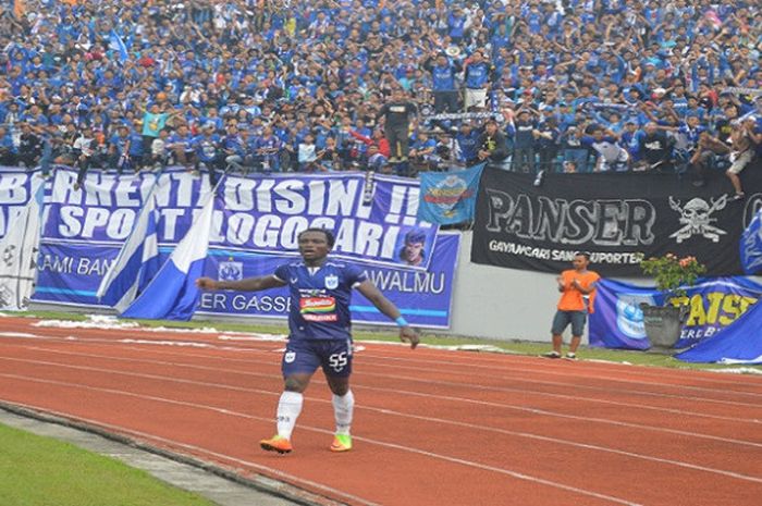 Ibrahim Conteh setelah mencetak gol perdana pada laga PSIS Semarang Vs PSMS Medan di Stadion Moch Soebroto, Magelang, Minggu (15/4/2018).