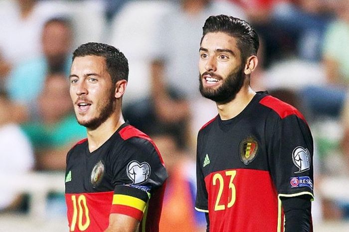 Pemain tim nasonal Belgia, Eden Hazard (kiri) and Yannick Carrasco, merayakan gol saat melawan Siprus dalam laga kualifikasi Piala Dunia 2018 zona Eropa di Stadion GSP, Nicosia, pada 6 September 2016.