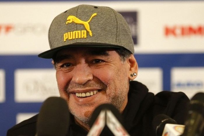 Eks pemain tim nasional Argentina dan Napoli, Diego Maradona, menghadiri sesi konferensi pers di Naples, Italia, Minggu (15/1/2017). 