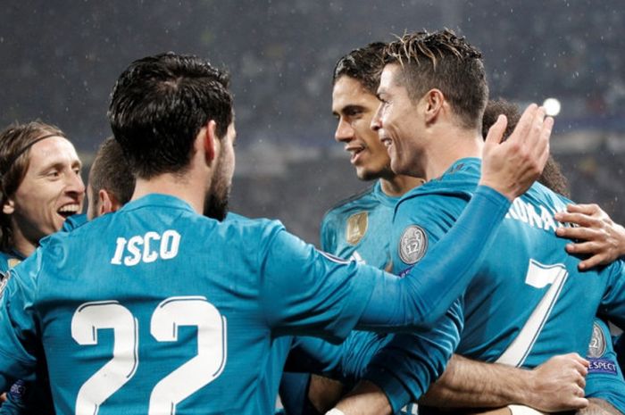       Megabintang Real Madrid, Cristiano Ronaldo (kanan), merayakan gol yang dicetak ke gawang Juventus dalam laga leg pertama perempat final Liga Champions di Stadion Allianz, Turin, Italia pada 3 April 2018.      