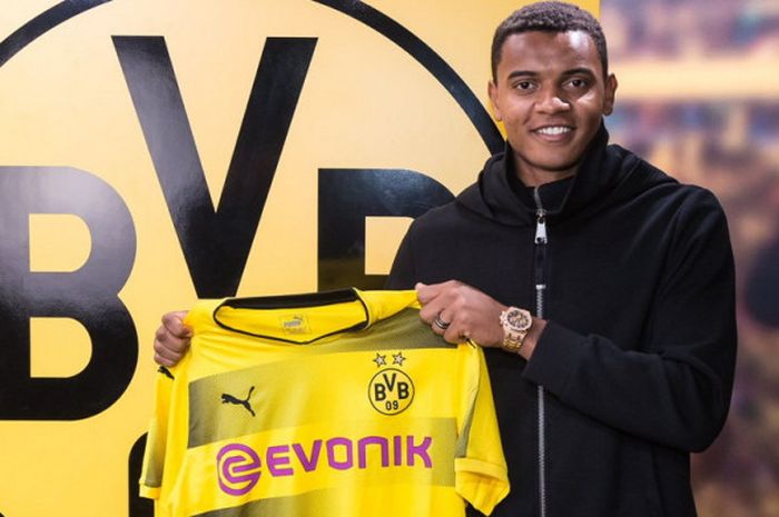 Bek baru Borussia Dortmund, Manuel Akanji, berpose bersama seragam tim sebagai tanda ia telah resmi bergabung bersama klub Liga Jerman itu.