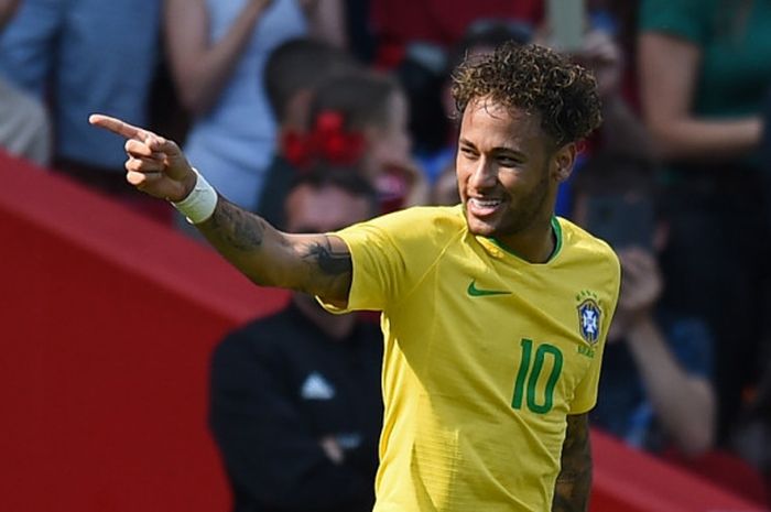     Penyerang Brasil, Neymar, merayakan golnya dalam laga persahabatan kontra Kroasia di Stadion Anfield, Liverpool, Inggris pada 3 Juni 2018.    