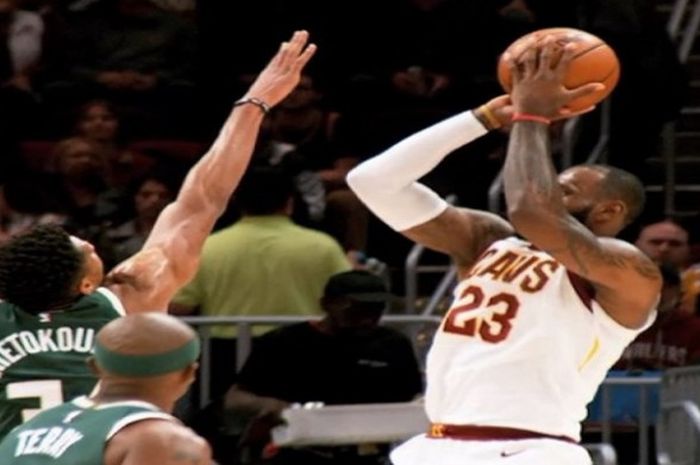 Pemain Cleveland Cavaliers, LeBron James (jersey putih #23) saat melakukan tembakan dalam laga lanjutan NBA musim 2017/18 saat menghadapi Milwaukee Bucks, Selasa (7/11/2017) waktu Amerika Serikat.