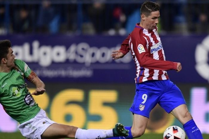 Fernando Torres melepaskan tembakan ke arah gawang Guijuelo di pertandingan leg kedua babak 32 besar Copa del Rey yang dimenang Atletico Madrid dengan skor 4-1 di Stadion Vicente Calderon, Rabu (21/12/2016) dini hari WIB.
