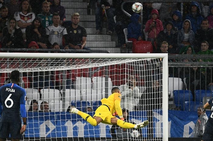 Kiper Prancis, Alphonse Areola, melakukan penyelamatan dalam laga UEFA Nations League kontra Jerman di Stadion Allianz Arena, Muenchen, Jerman pada 6 September 2018.