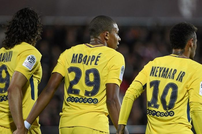 Pemain Paris Saint-Germain, Kylian Mbappe dan Neymar, merayakan gol yang dicetak Edinson Cavani ke gawang FC Metz dalam laga Liga Prancis di Stadion Saint-Symphorien, Longeville-les-Metz, Sabtu (9/9/2017) dini hari WIB.