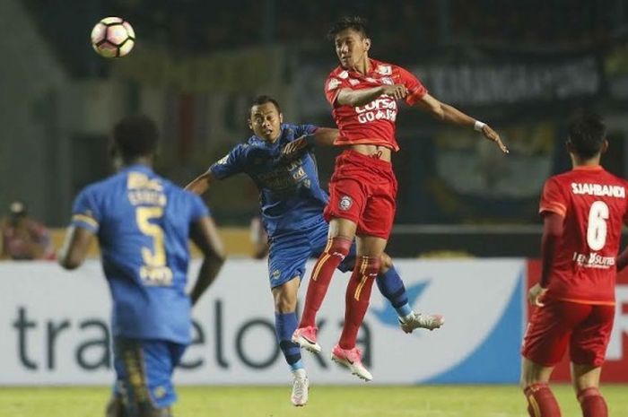 Winger yang juga kapten Persib, Atep (kiri) duel di udara dengan bek Arema FC, Syaiful Indra Cahya pada partai pekan pertama Liga 1 musim 2017 di Stadion Gelora Bandung Lautan Api (GBLA), Kota Bandung, Sabtu (15/4/2017) malam.