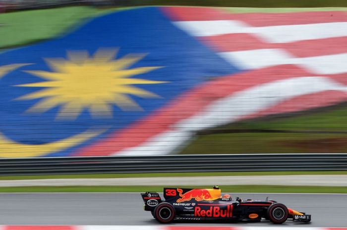 Pebalap Red Bull Racing dari Belanda, Max Verstappen, saat menjalani balapan GP Malaysia di Sirkuit Sepang, Minggu (1/10/2017).