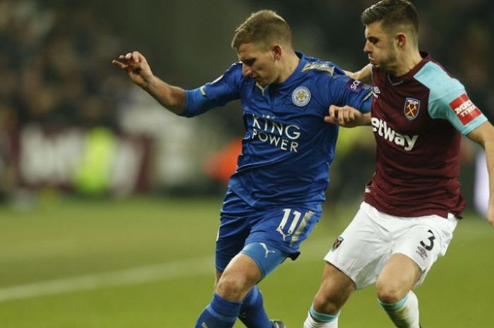 Pemain Leicester City, Marc Albrighton, dijaga pemain West Ham United dalam laga di London Stadium, Jumat (24/11/2017)