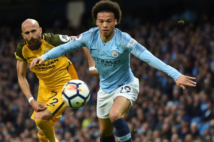 Gelandang Manchester City, Leroy Sane (kanan), saat menguasai bola dari incaran bek Brighton & Hove Albion, Bruno Saltor, dalam laga Liga Inggris 2017-2018 di Stadion Etihad, Manchester, Inggris, pada Rabu (9/5/2018).