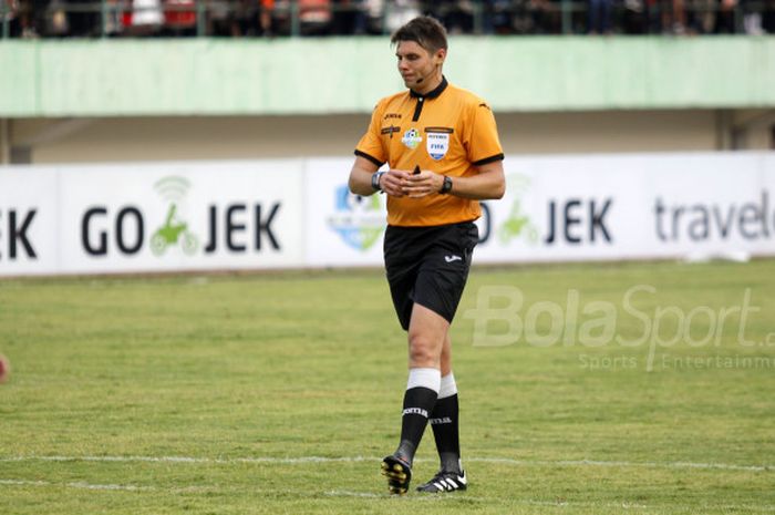 Wasit Evans Shaun Robert yang memimpin pertandingan Persija Jakarta vs Persib Bandung di Stadion Manaha, Solo, Jumat (3/11/2017) sore WIB.