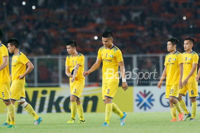   Para pemain Song Lam Nghe An tertunduk seusai kekalahan 0-1 pada laga Grup H Piala AFC kontra Persija Jakarta di Stadion Utama GBK, Rabu (14/3/2018).  