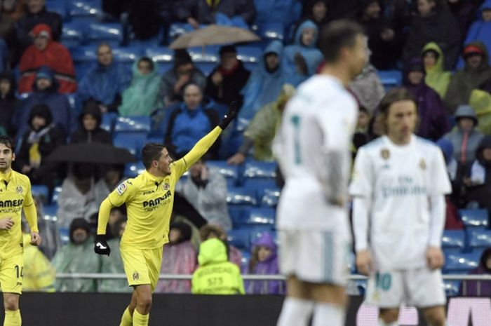 Gelandang Villarreal, Pablo Fornals (tengah), merayakan gol yang dia cetak ke gawang Real Madrid dalam laga Liga Spanyol di Stadion Santiago Bernabeu, Madrid, pada 13 Januari 2018.