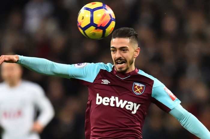 Aksi gelandang serang West Ham United pada laga lanjutan Liga Inggris melawan Tottenham Hostpur di Stadion Wembley pada 4 Januari 2018.