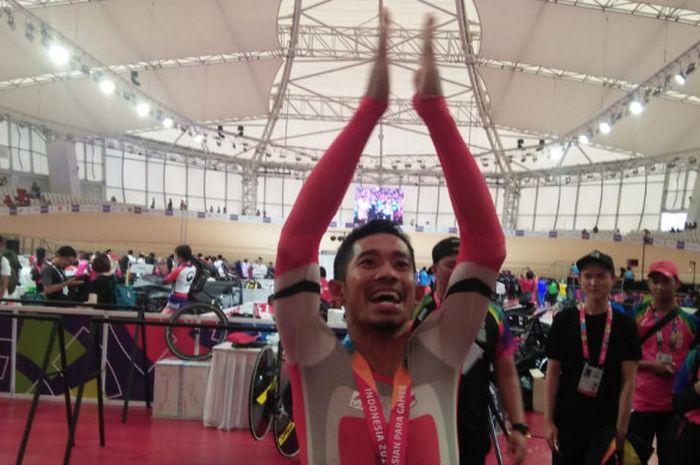 Peraih medali emas Indonesia di balap sepeda trek, Muhammad Fadli Immamuddin, memberi apresiasi kepada pendukungnya di Jakarta International Velodrome, Jumat (12/10/2018).