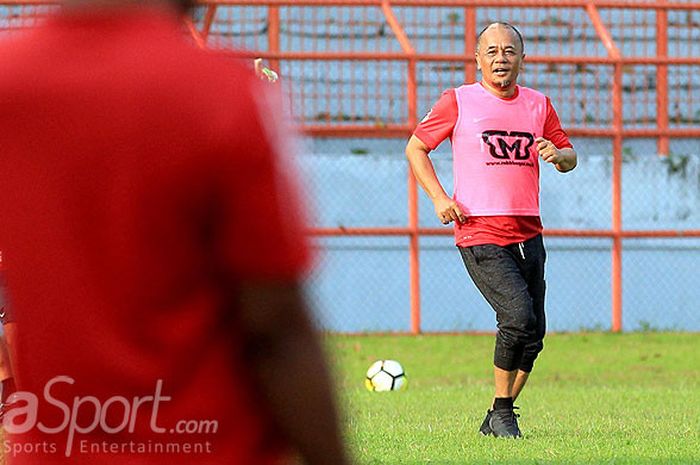 Manajer Madura United, Haruna Soemitro, ikut bergabung di sesi latihan rutin tim di Stadion Gelora 10 November Surabaya, Jawa Timur, Rabu (02/05/2018) sore.
