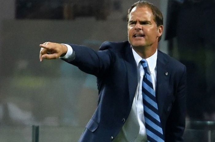 Ekspresi pelatih Inter Milan, Frank de Boer, saat memberikan instruksi kepada para pemain dalam pertandingan Serie A 2016-2017 menghadapi Juventus di Stadio Giuseppe Meazza, Milan, Italia, pada Minggu (18/9/2016).