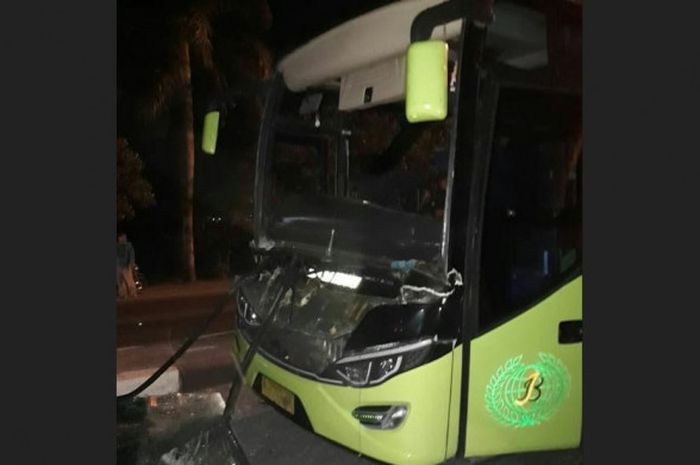 Bus tim PS Tira mengalami kecelakaan dalam perjalanan menuju markas Persela Lamongan, Stadion Surajaya, Lamongan, Senin (28/5/2018)