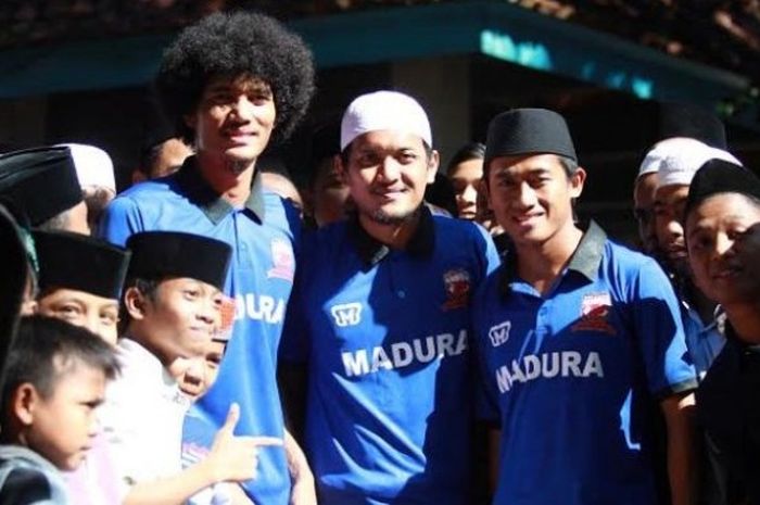 Trio Madura United: Ahmad Maulana Putra, Gilang Ginarsa, dan Bayu Gatra (dari kiri ke kanan) foto bersama santri dari Ponpes Mambaul Ulum, Pamekasan, Selasa (2/8/2016). 