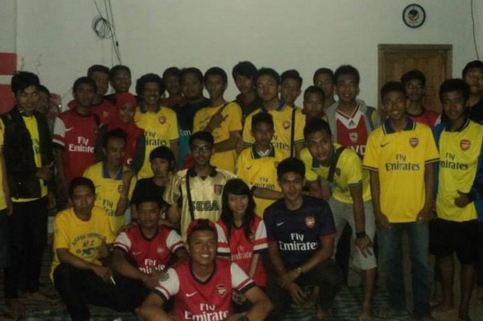 Kegiatan nonton bareng Arsenal Indonesia Supporter Club (AIS) Madiun. 