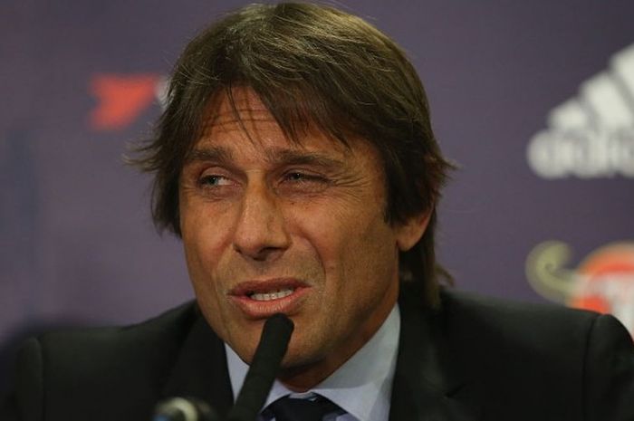 Ekspresi Antonio Conte dalam jumpa pers pertamanya sebagai manajer baru Chelsea di Stadion Stamford Bridge, London, Inggris, pada Kamis (14/7/2016).