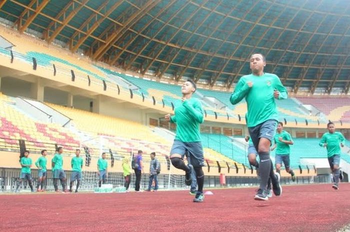 Para pemain dari regional Sumatera menjalani seleksi timnas U-19 di Stadion Utama Riau, Pekanbaru, Rabu (8/3/2017) sore.