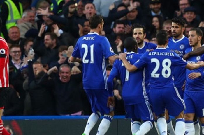 Winger Chelsea, Eden Hazard (kedua dari kiri), merayakan golnya ke gawang Southampton di Stadion Stamford Bridge, London bersama rekan-rekannya pada Selasa (25/4/2017).