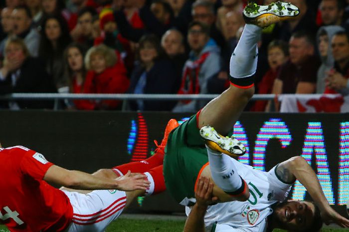 Bek Wales, Ben Davies (kiri), berduel dengan gelandang Republik Irlandia, Robbie Brady, dalam laga Grup D Kualifikasi Piala Dunia 2018 zona Eropa di Stadion Cardiff City, Cardiff, pada 9 Oktober 2017.