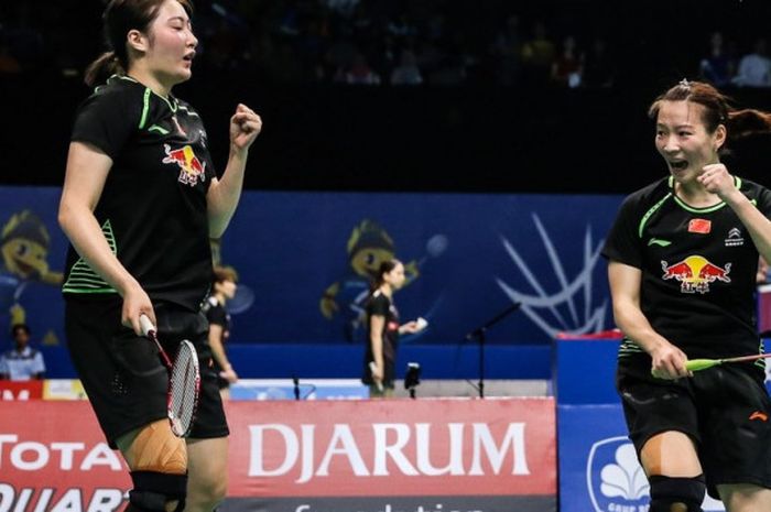 Ganda putri China, Hunga Yaqiong (kanan) dan Yu Xiaohan saat berlaga di Indonesia Open 2017