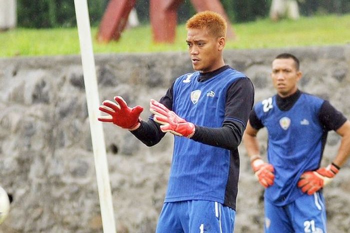 Kiper utama Arema FC, Kurnia Meiga, saat mengikuti sesi latihan di lapangan Arhanud, Kabupaten Malang pada (23/1/2017).