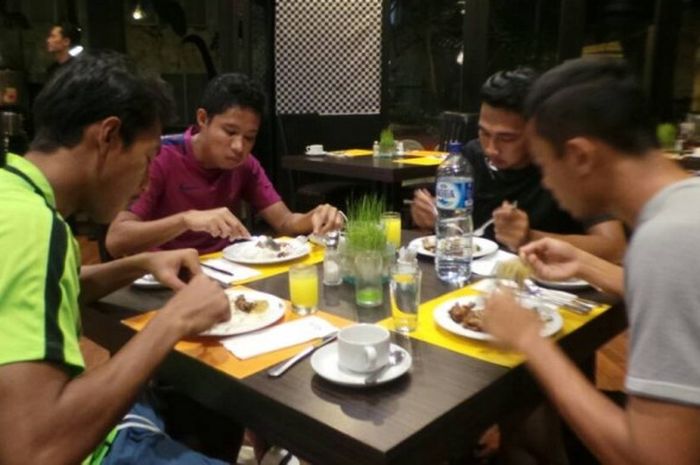 Para pemain tim nasional U-22 Indonesia melakukan sahur di tempat mereka menginap di Hotel Aston Denpasar, Sabtu (27/5/2017).