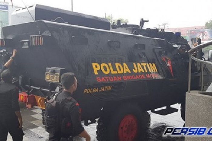 Kendaraan taktis (rantis) yang digunakan untuk mengangkut para pemain Persib menuju Stadion Kanjuruhan, Kab Malang, Minggu (15/4/2018).