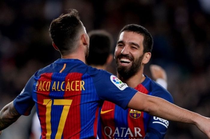 Para pemain Barcelona merayakan gol Paco Alcacer ke gawang Hercules pada lanjutan Copa del Rey di Stadion Camp Nou, Rabu (21/12/2016).