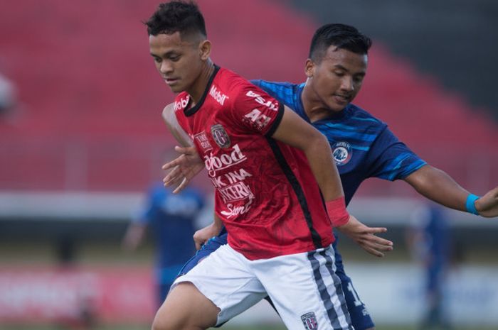 Arapenta Poerba menghadapi pemain Arema FC dalam laga Liga 1 U-19