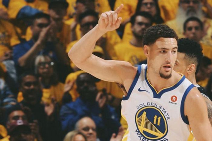 Selebrasi Klay Thompson saat membawa Golden State Warriors menang atas San Antonios Spurs pada laga playoff NBA 2017/18, Selasa (25/4/2018) waktu Amerika Serikat.