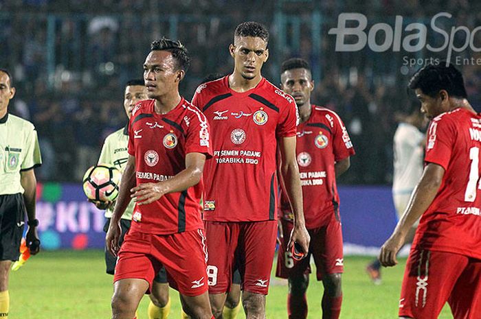 Pemain Semen Padang berjalan meninggalkan lapangan selepas laga melawan Arema FC pada pekan ke-32 Liga 1 di Stadion Kanjuruhan Malang, Jawa Timur, Sabtu (04/11/2017) malam.