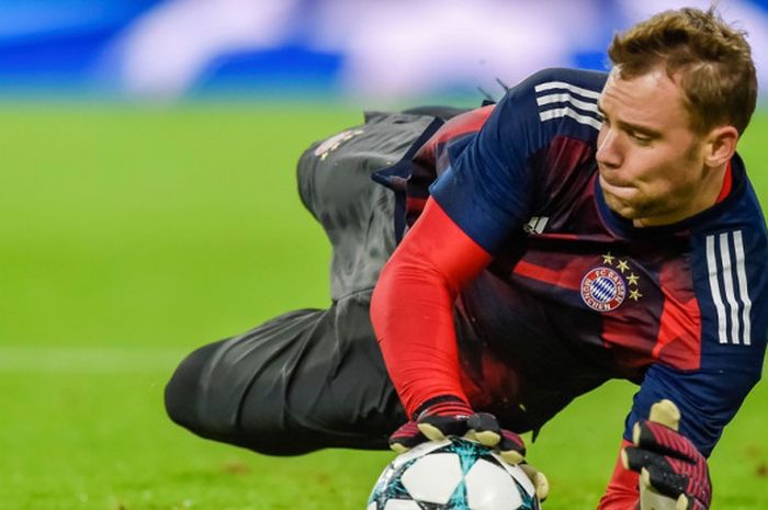 Kiper Bayern Muenchen, Manuel Neuer, melakukan pemanasan menjelang laga Grup B Liga Champions kontra Anderlecht di Munich, Jerman, pada 12 September 2017.