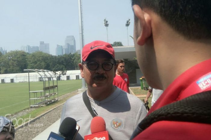 Dokter timnas U-23 Indonesia, Syarif Alwi menjawab pertanyaan wartawan setelah menjalani sesi latihan di Lapangan ABC, Senayan, Jakarta, Minggu (19/8/2018).